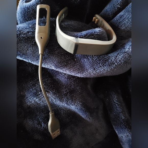 GOOD CONDITION BLACK FITBIT FLEX WITH CHARGER - Picture 3 of 3